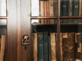 古い本と本棚