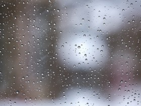 雨の窓